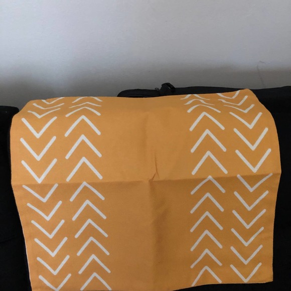 18x18 NWT Yellow Geometric design pillow covers - Picture 4 of 5